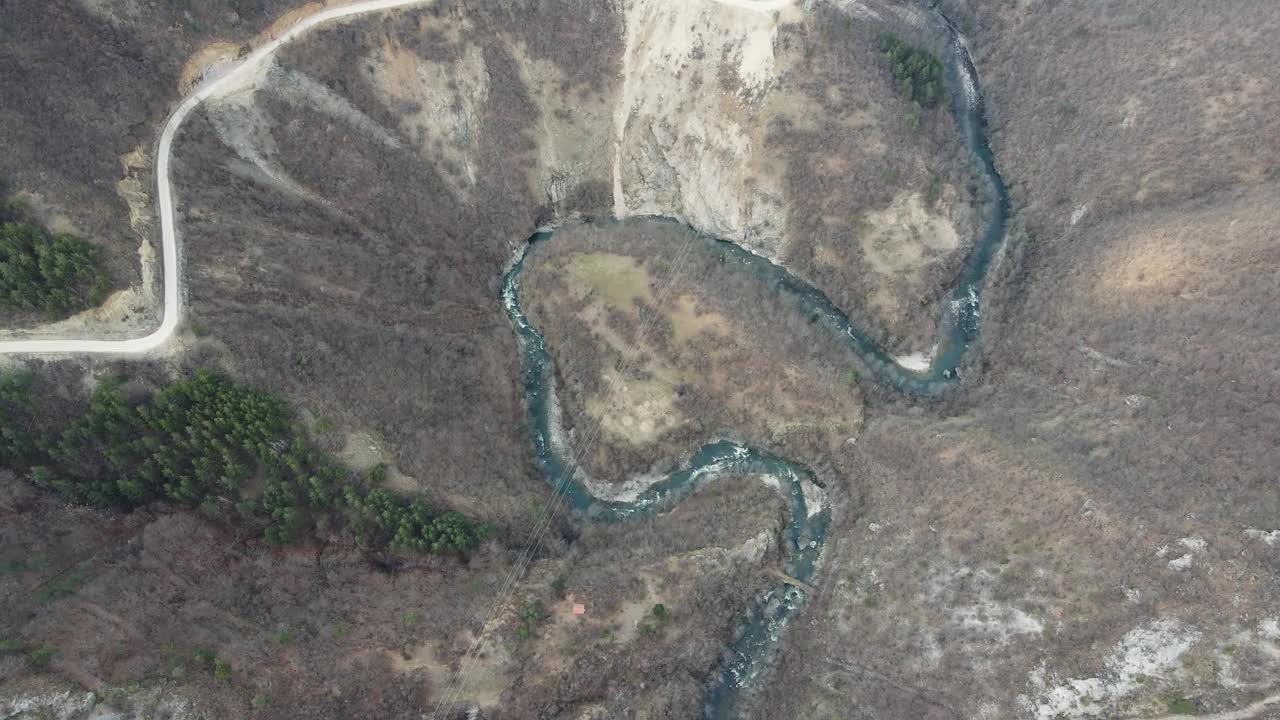 鸟瞰图的Yugovska河峡谷在Rhodopes山附近的村庄南斯拉夫，保加利亚视频素材