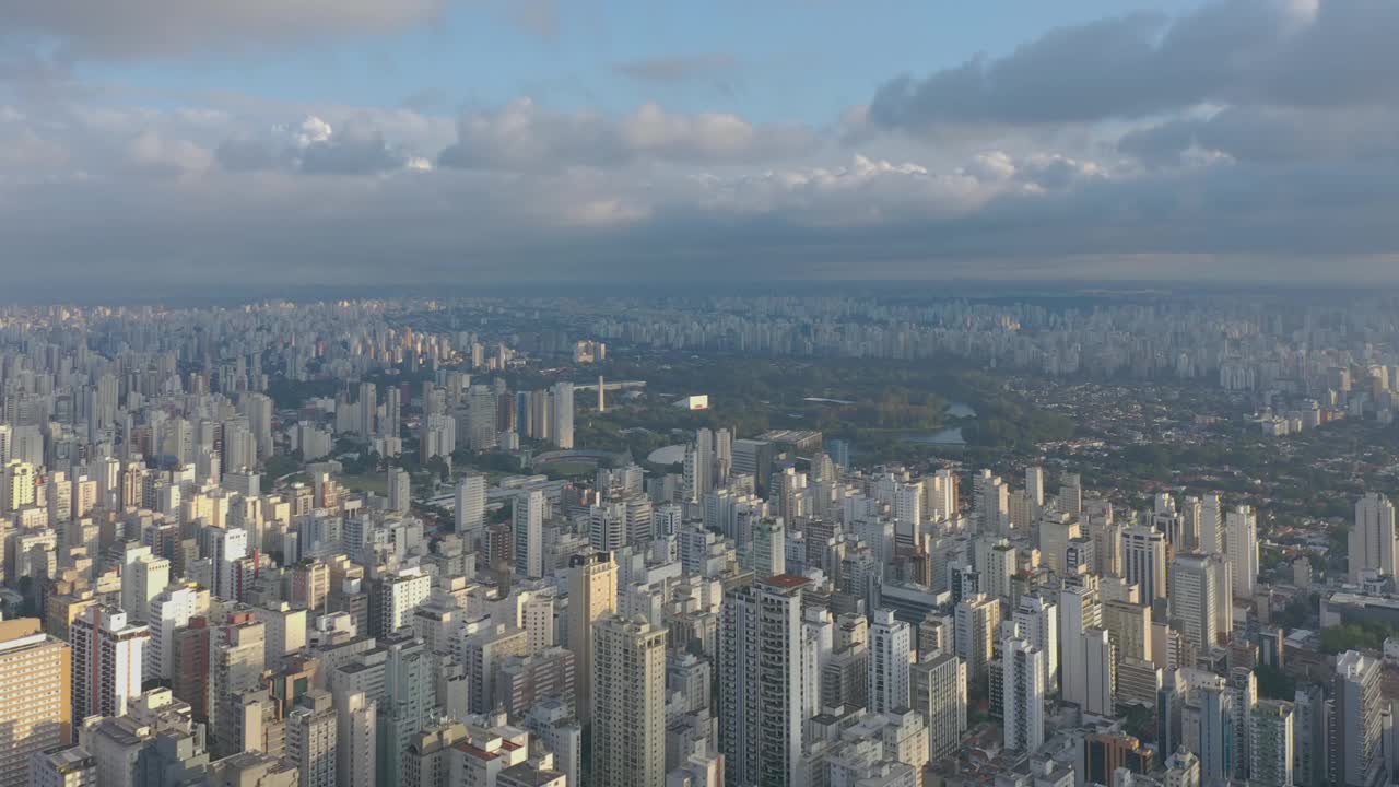 黄昏时分飞过Cerqueira Cesar社区São Paulo前往Ibirapuera公园，São Paulo，巴西视频素材