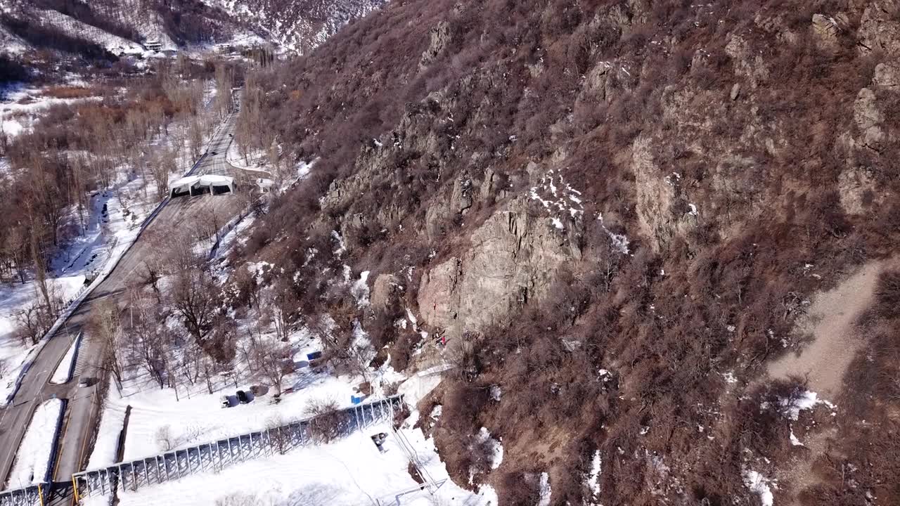 一群人正在攀岩视频素材画面1