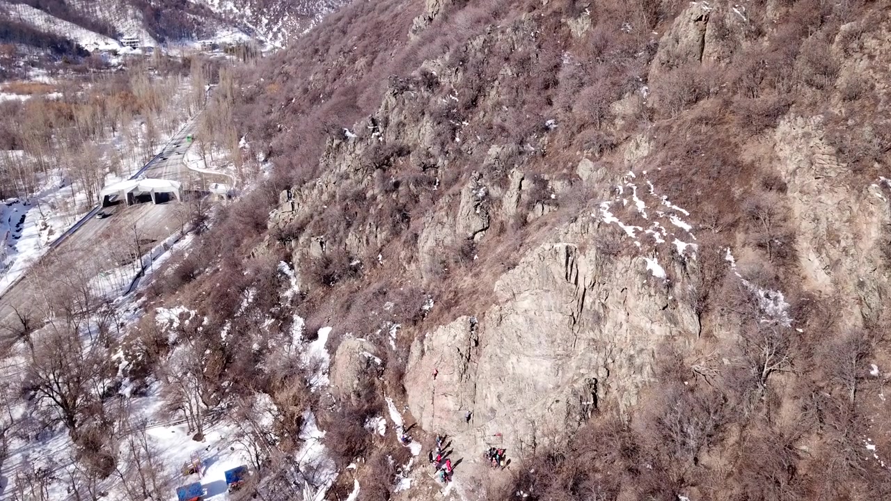 一群人正在攀岩视频素材画面3