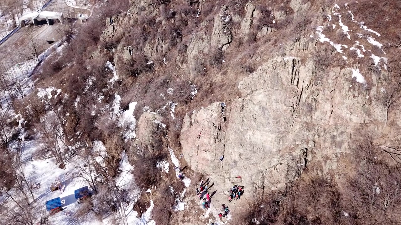 一群人正在攀岩视频素材画面4