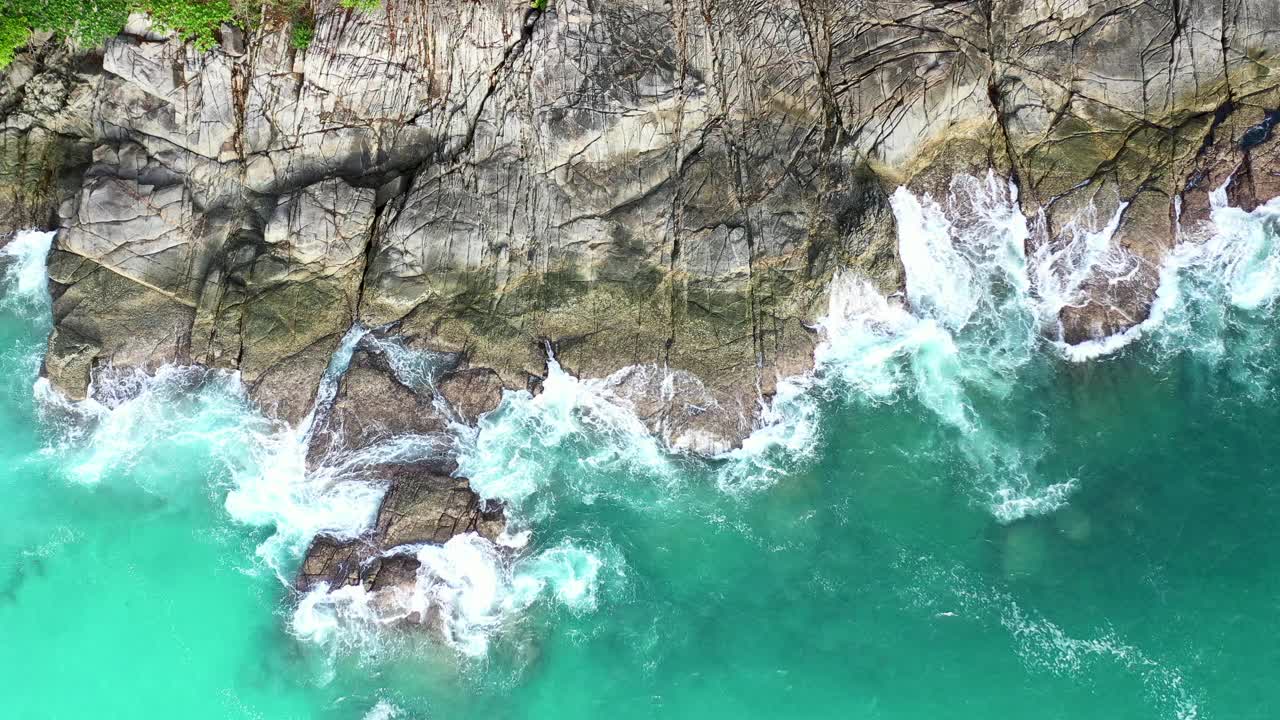 海浪拍打着岩石沙滩视频素材