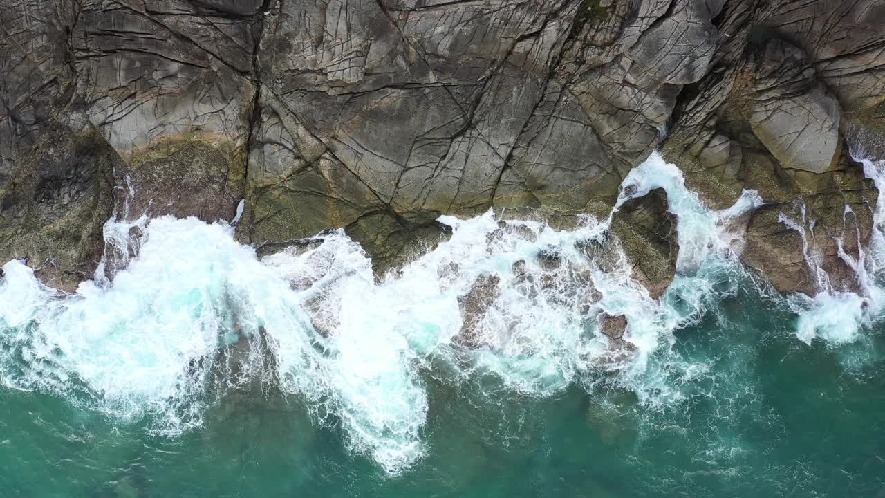 海浪拍打着岩石沙滩视频素材