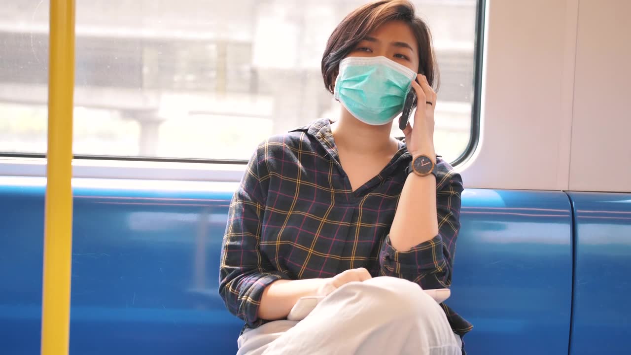 一个女人在旅行中使用手机视频素材画面1