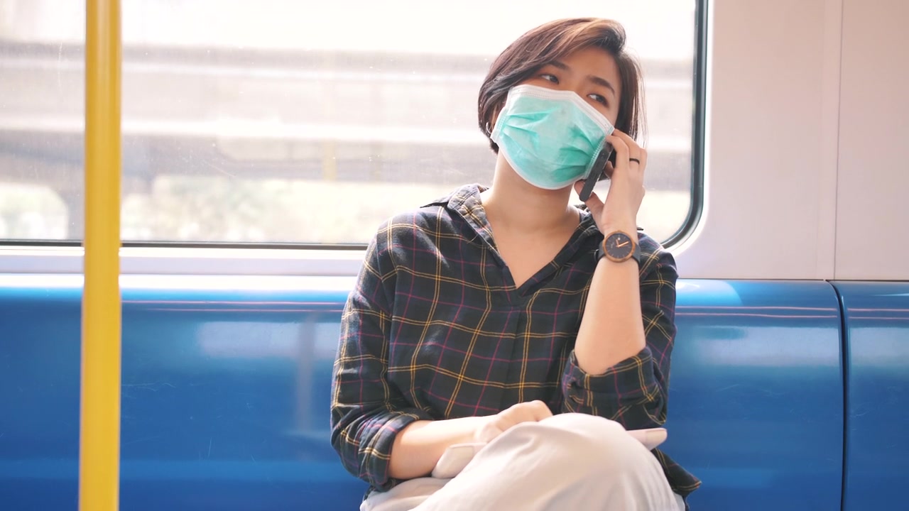 一个女人在旅行中使用手机视频素材画面2