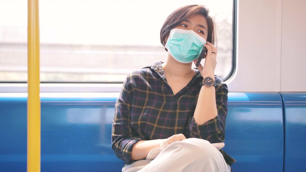 一个女人在旅行中使用手机视频素材画面3