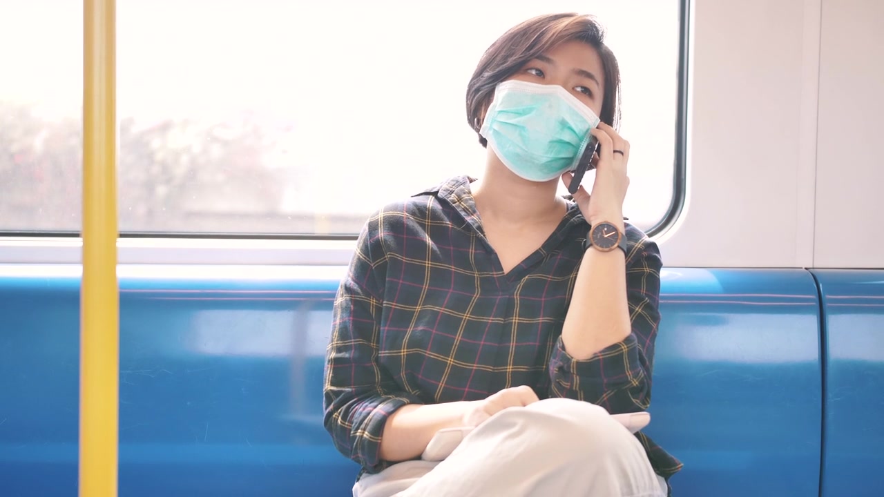 一个女人在旅行中使用手机视频素材画面4