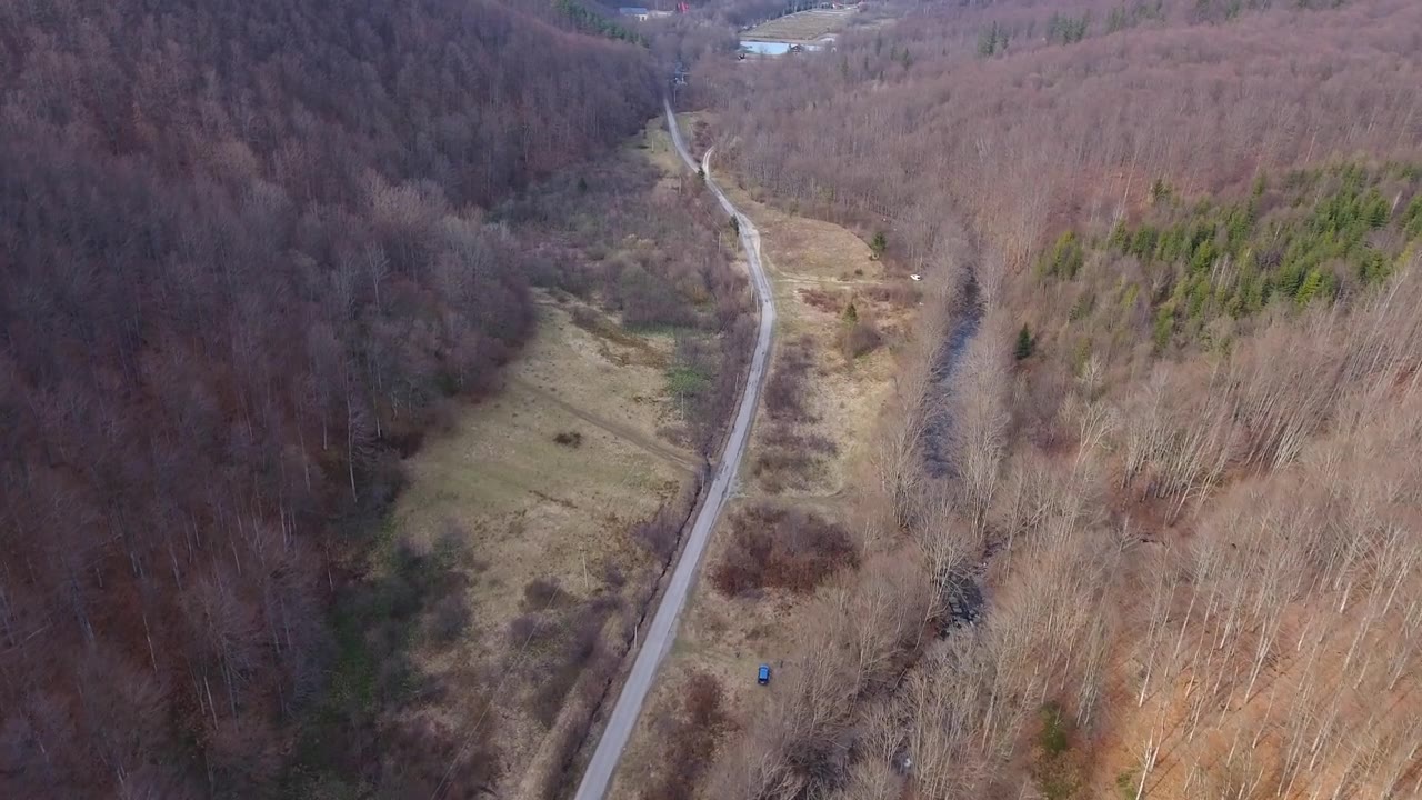 航拍喀尔巴阡公路附近的一条山泉河视频素材画面1