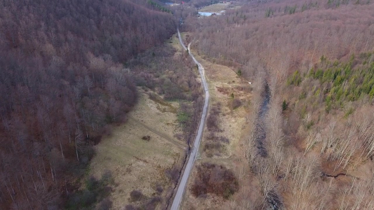 航拍喀尔巴阡公路附近的一条山泉河视频素材画面2