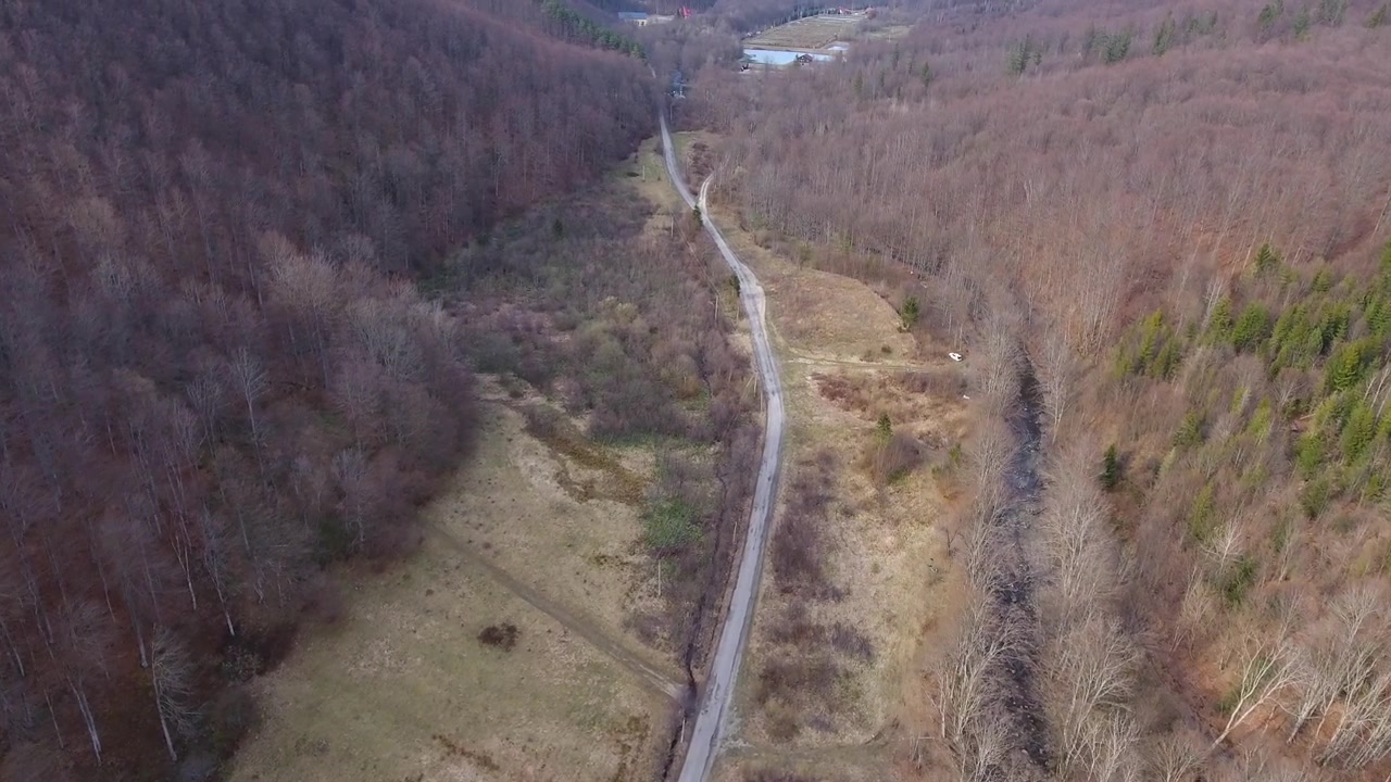 航拍喀尔巴阡公路附近的一条山泉河视频素材画面3