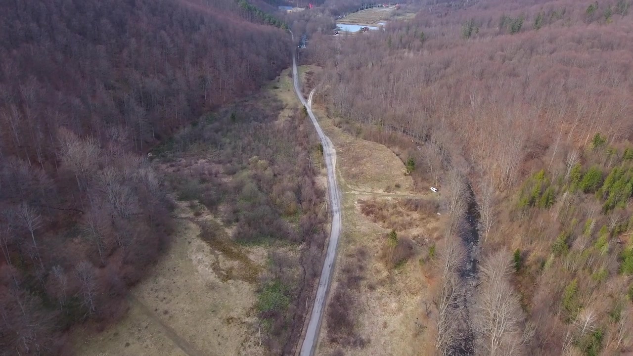 航拍喀尔巴阡公路附近的一条山泉河视频素材画面4
