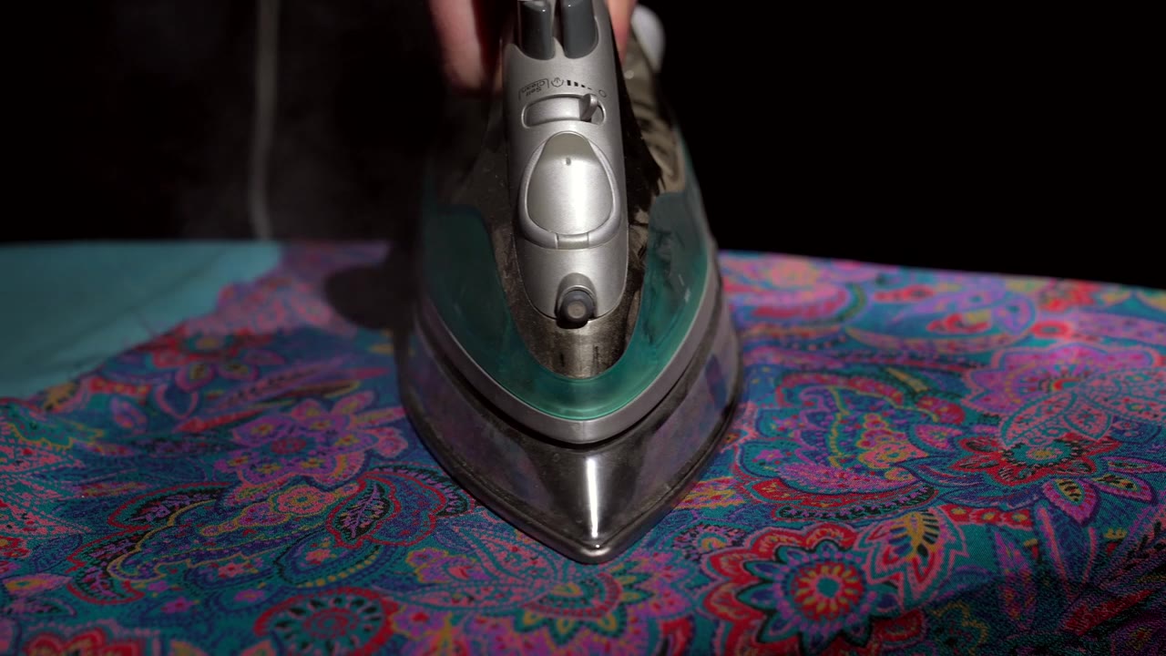 衣物熨烫手的特写视频素材画面1
