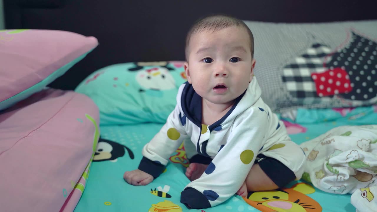 那男孩坐在床上呕吐视频素材画面1