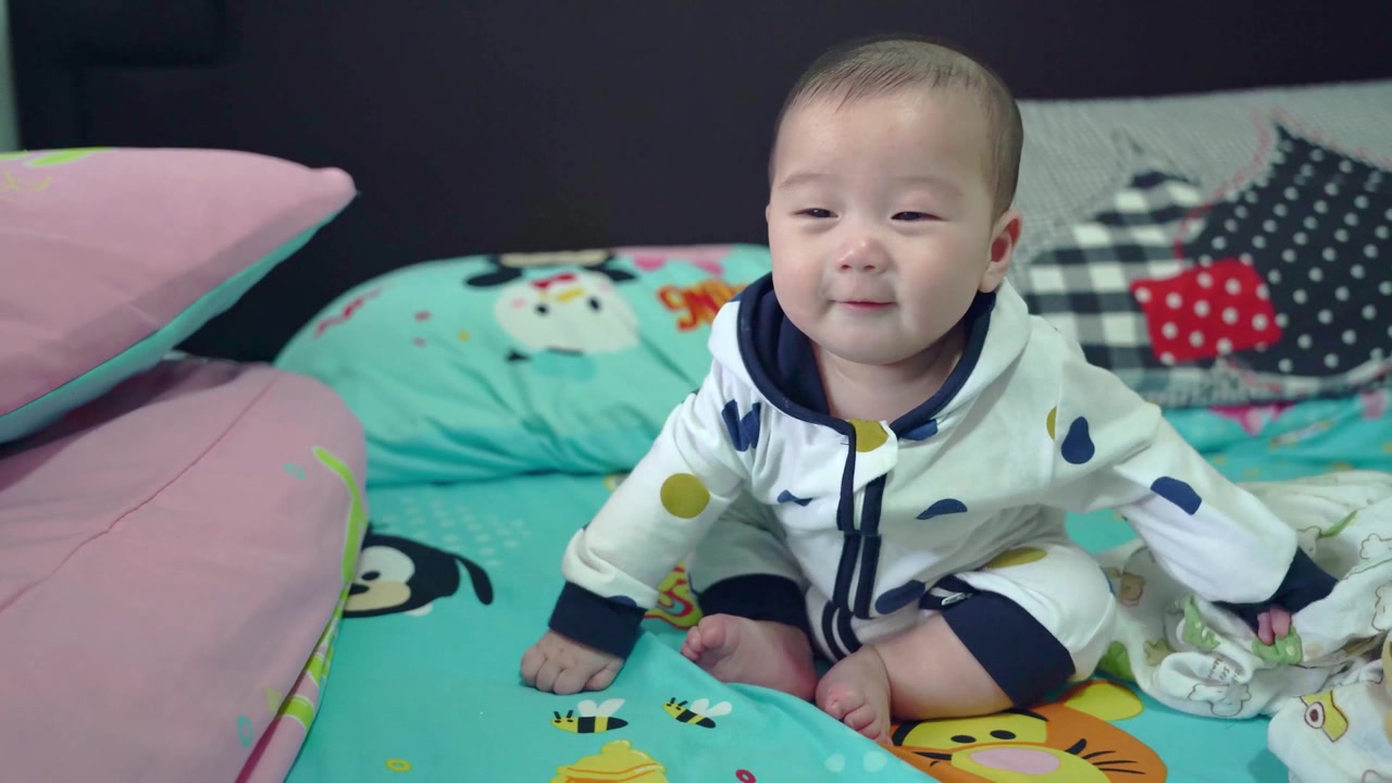 那男孩坐在床上呕吐视频素材画面3
