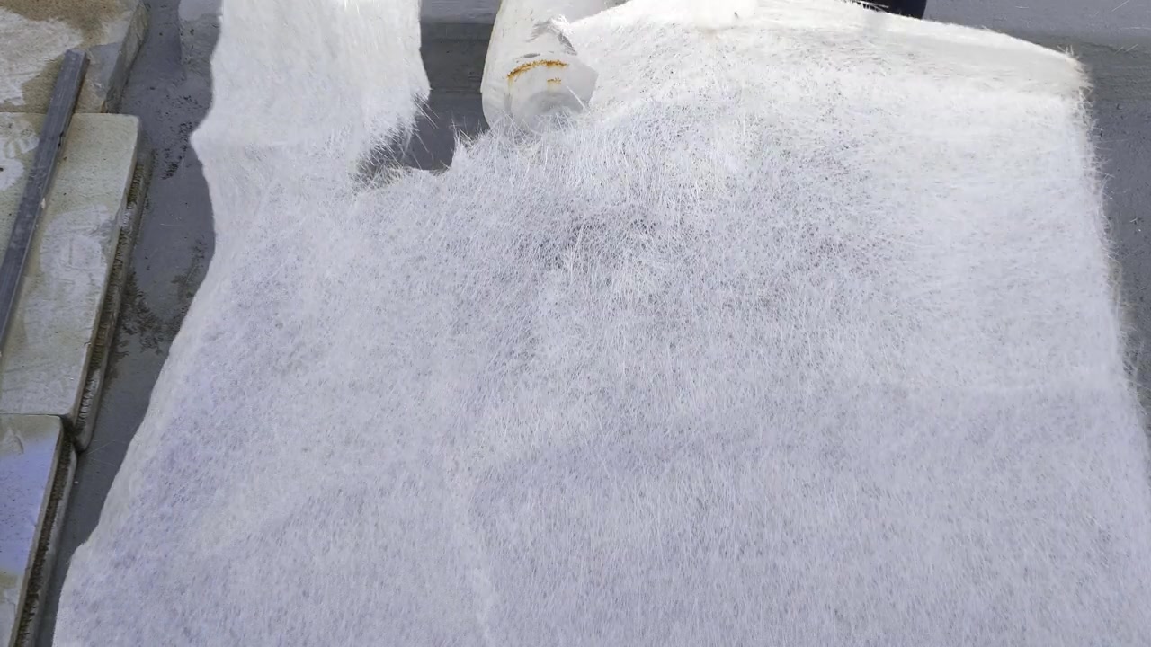 加速视频。工人正在铺玻璃纤维网以加强液体防水护套视频素材画面1