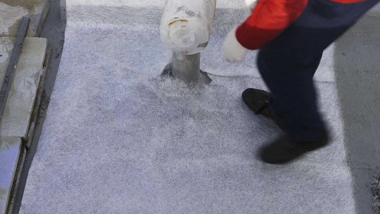 加速视频。工人正在铺玻璃纤维网以加强液体防水护套视频素材画面3
