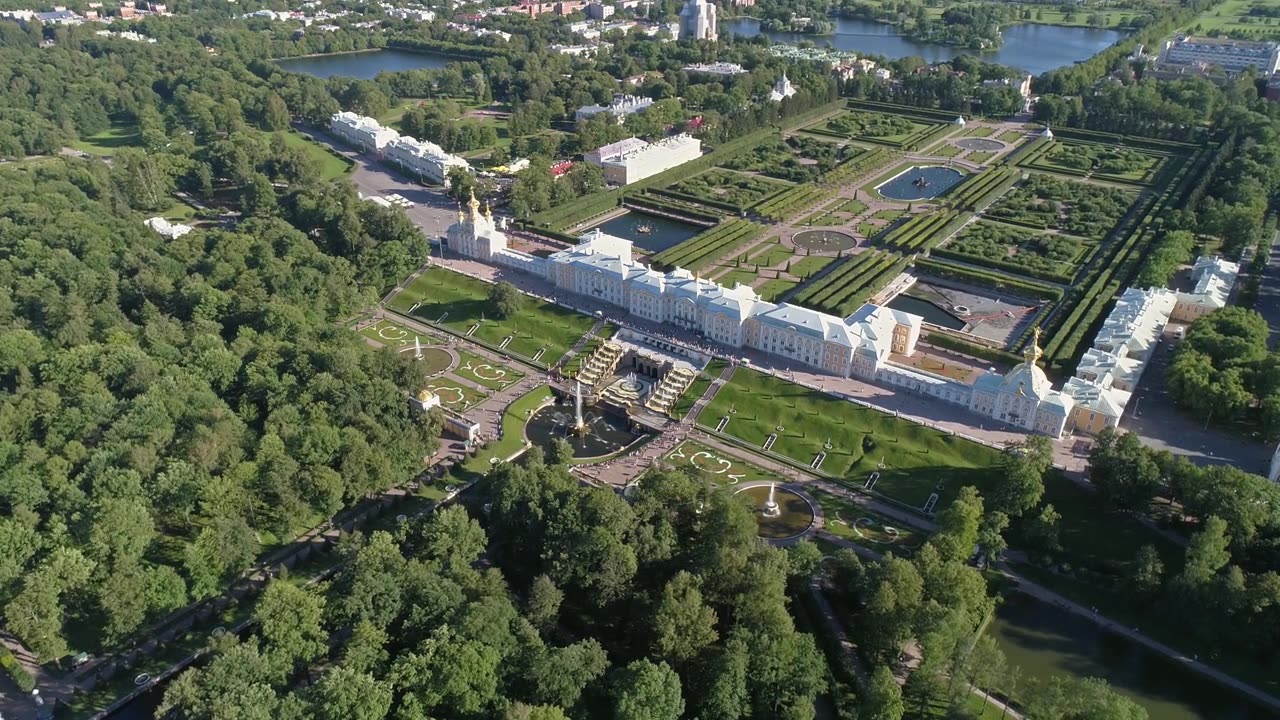在彼得霍夫公园的彼得城宫殿周围飞行视频素材画面2