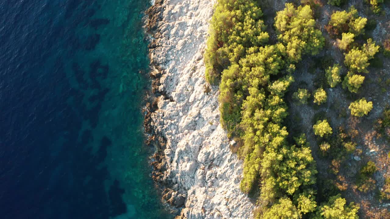 鸟瞰风景如画的海湾在赫瓦尔岛，克罗地亚视频素材