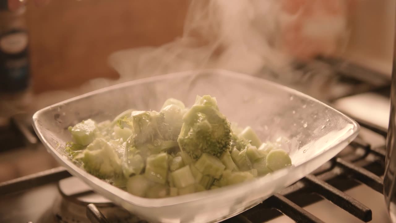 近距离烹饪萝卜青菜。视频素材画面1