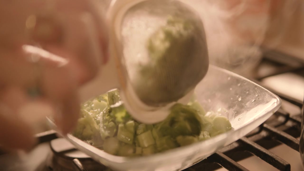 近距离烹饪萝卜青菜。视频素材画面3