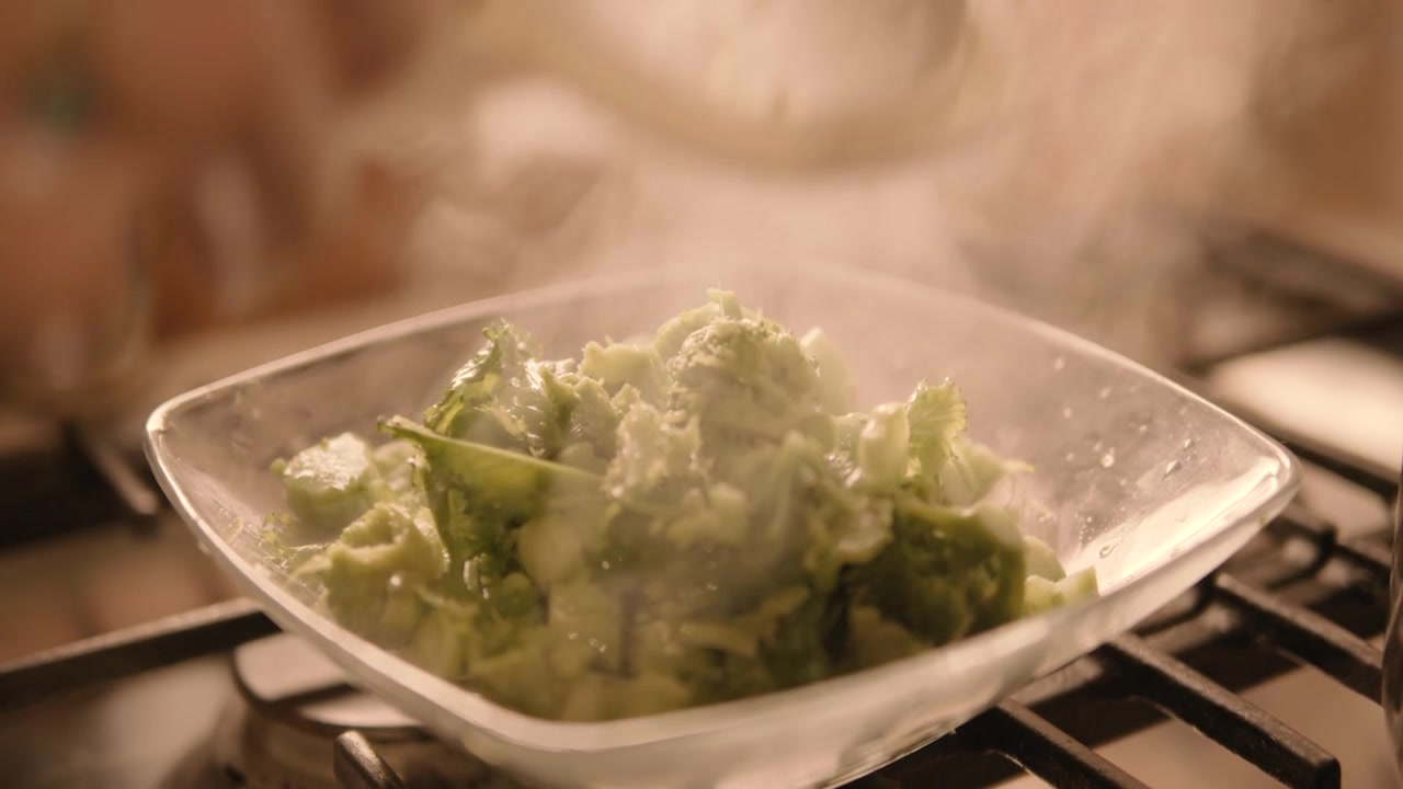 近距离烹饪萝卜青菜。视频素材画面4