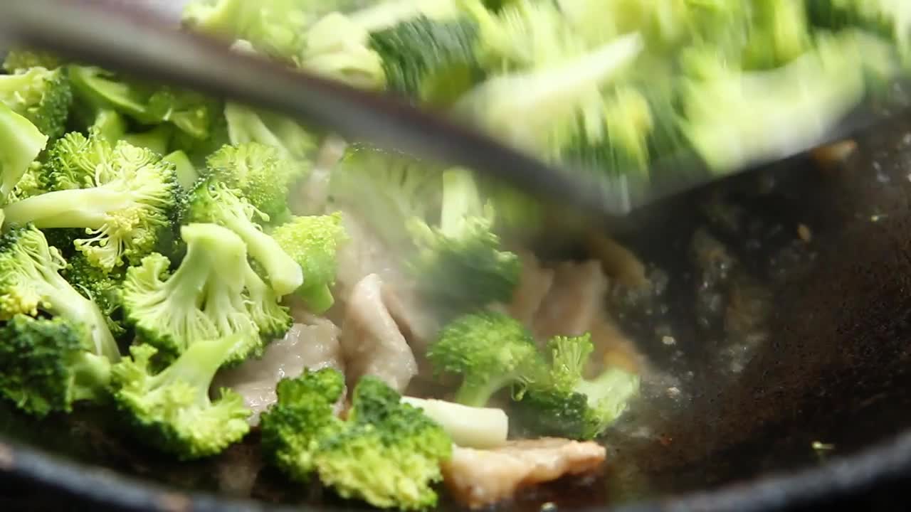用平底锅炒花椰菜和猪肉视频素材画面1