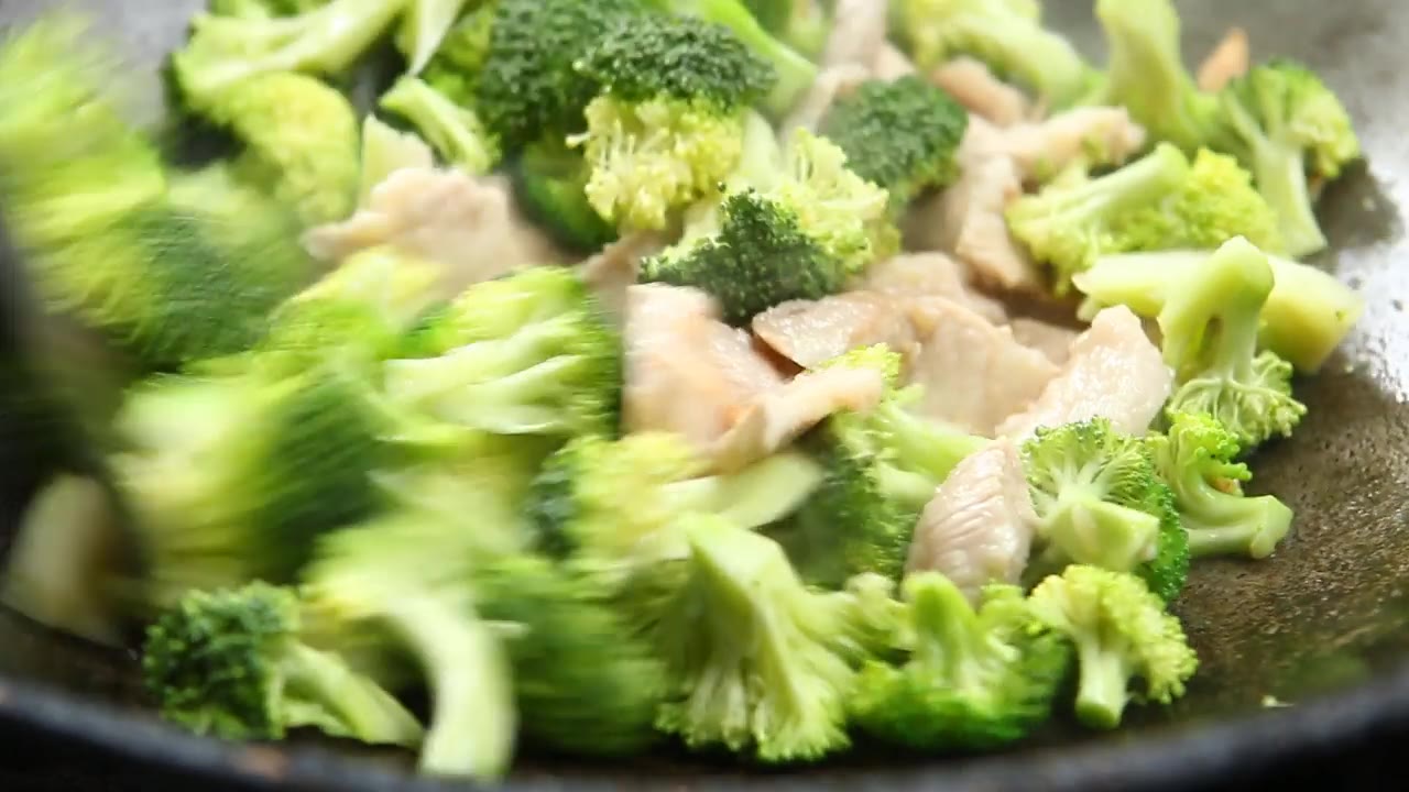 用平底锅炒花椰菜和猪肉视频素材画面2