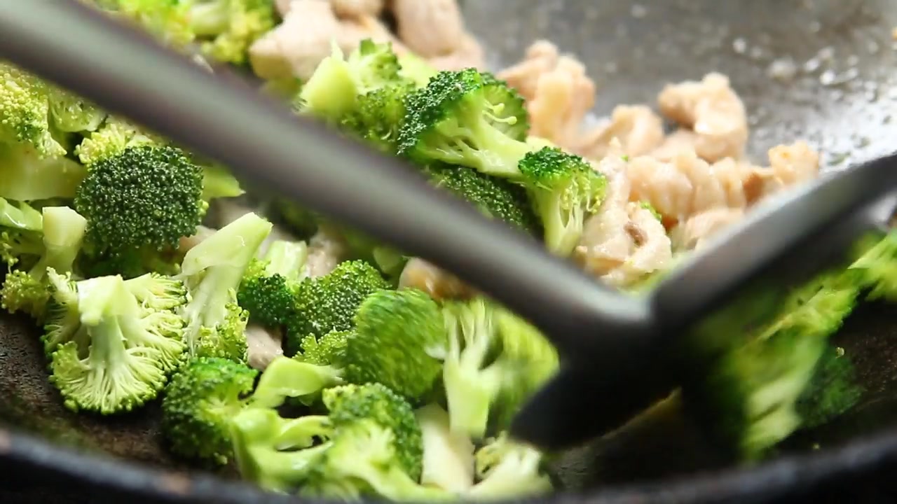 用平底锅炒花椰菜和猪肉视频素材画面3