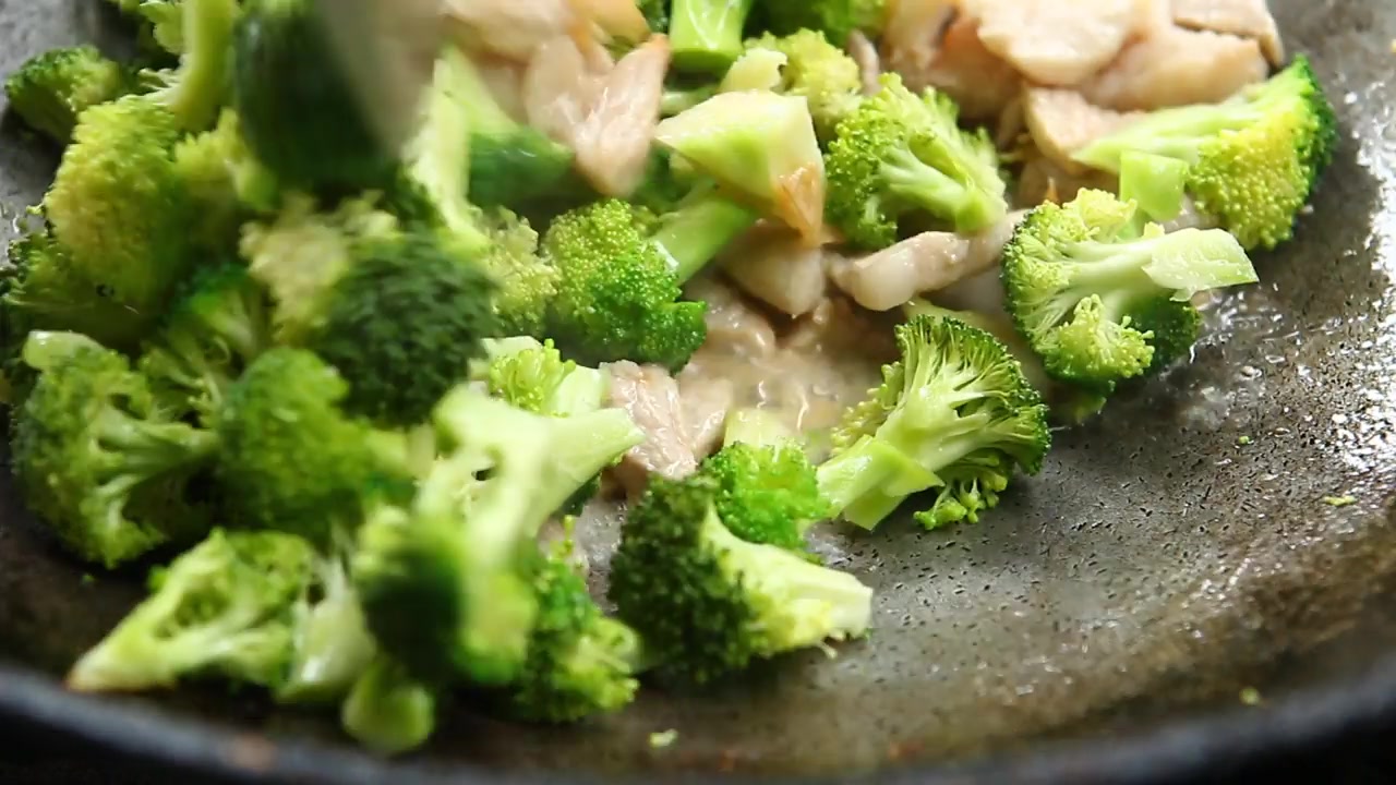 用平底锅炒花椰菜和猪肉视频素材画面4