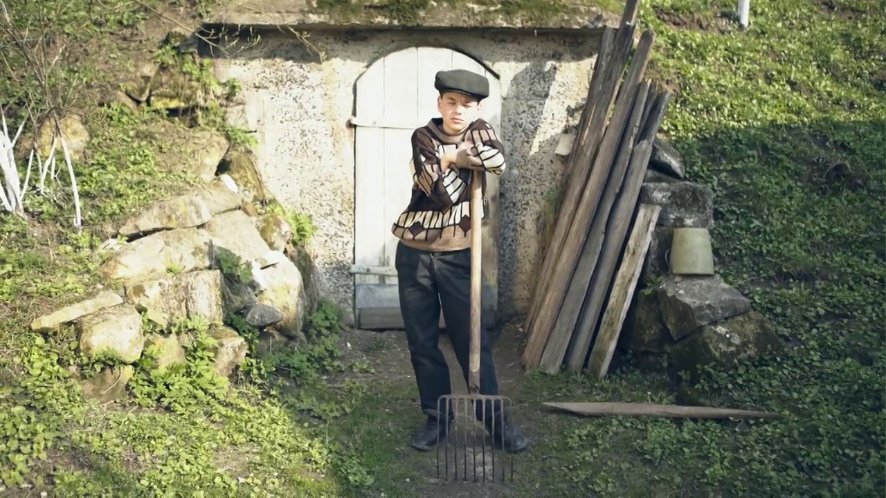 农村男孩站在建在山上的储物坑旁边视频素材画面2