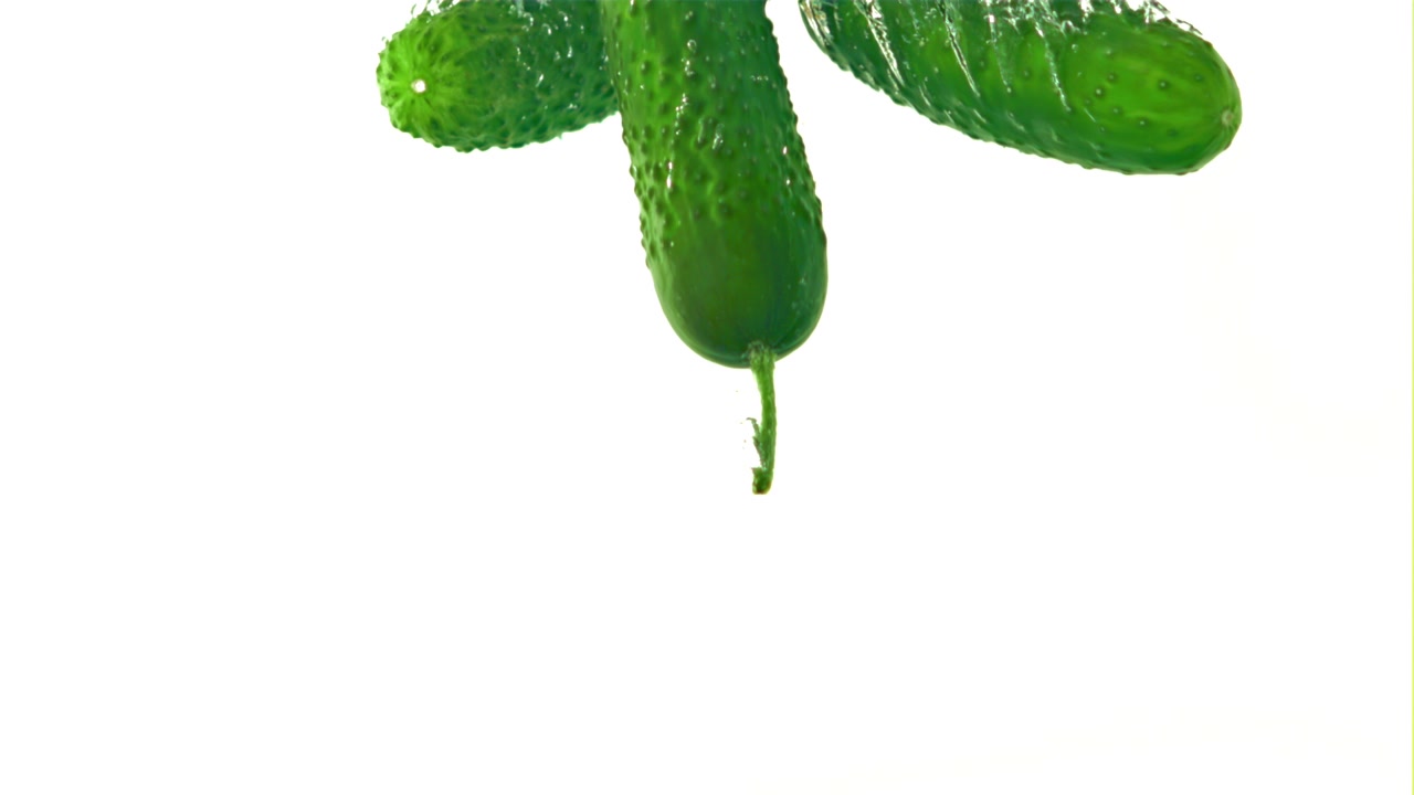 超级慢镜头水下新鲜黄瓜。用高速摄像机以每秒1000帧的速度拍摄。视频素材画面2