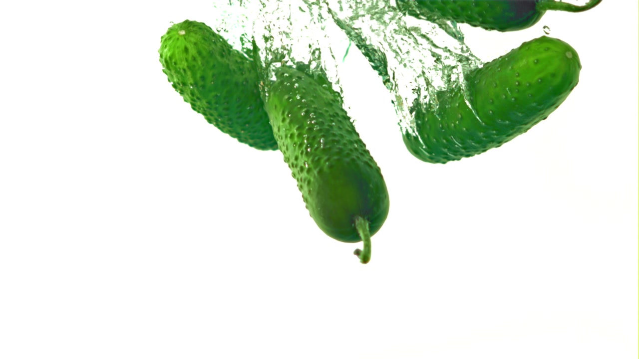 超级慢镜头水下新鲜黄瓜。用高速摄像机以每秒1000帧的速度拍摄。视频素材画面3