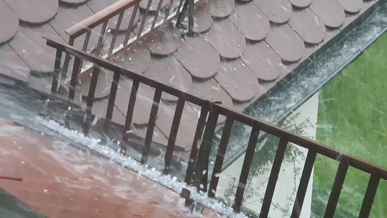 在有冰雹的雷暴期间的屋顶特写视频下载