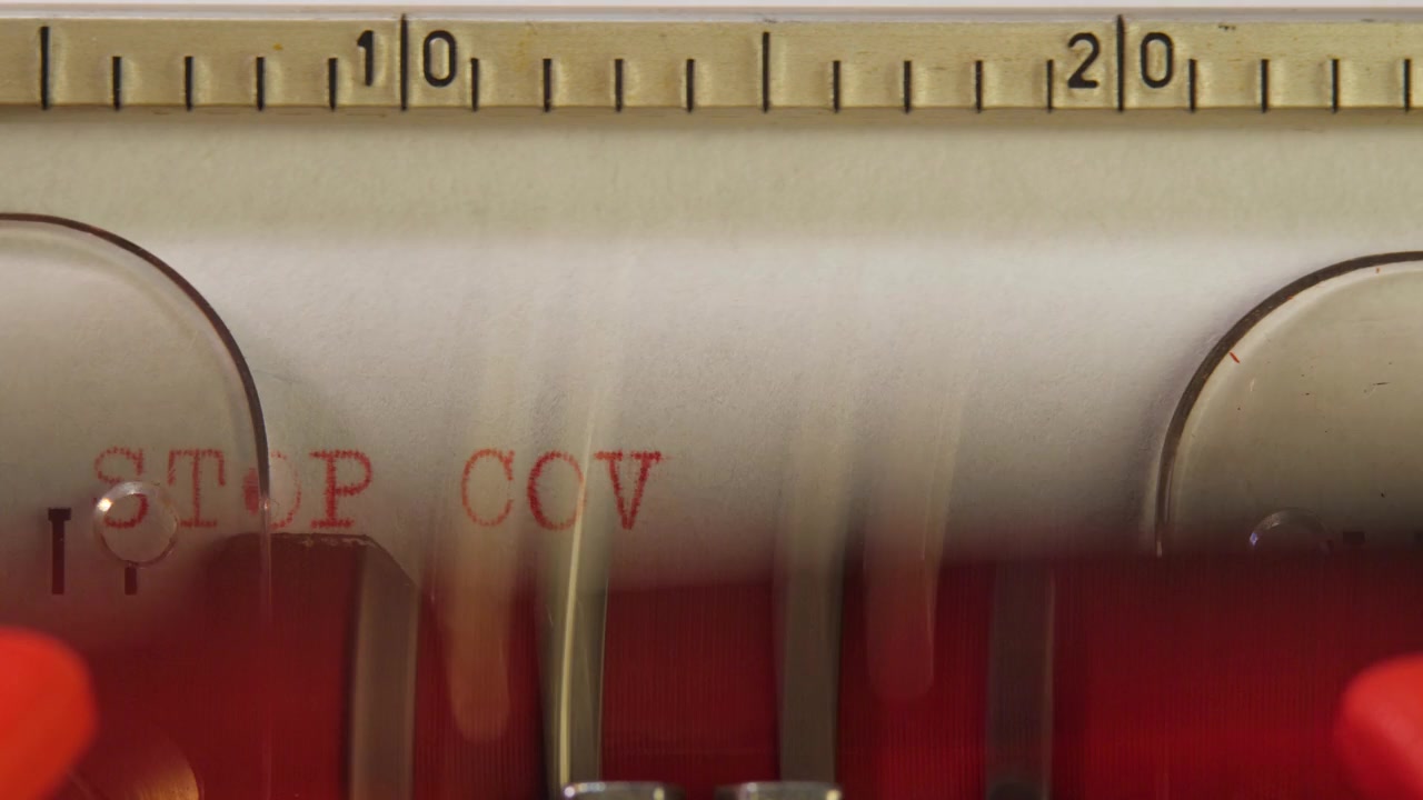 在固定式机械打字机上输入红色文字STOP COVID视频素材画面2