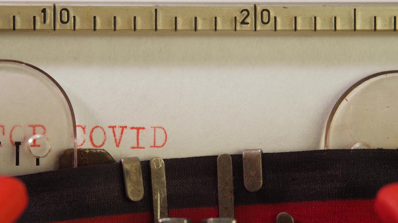 在固定式机械打字机上输入红色文字STOP COVID视频素材画面3