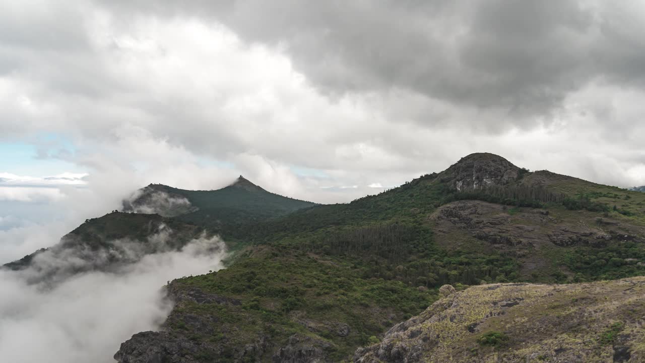 印度泰米尔纳德邦Nilgiris Ooty森林上空的云朵视频下载