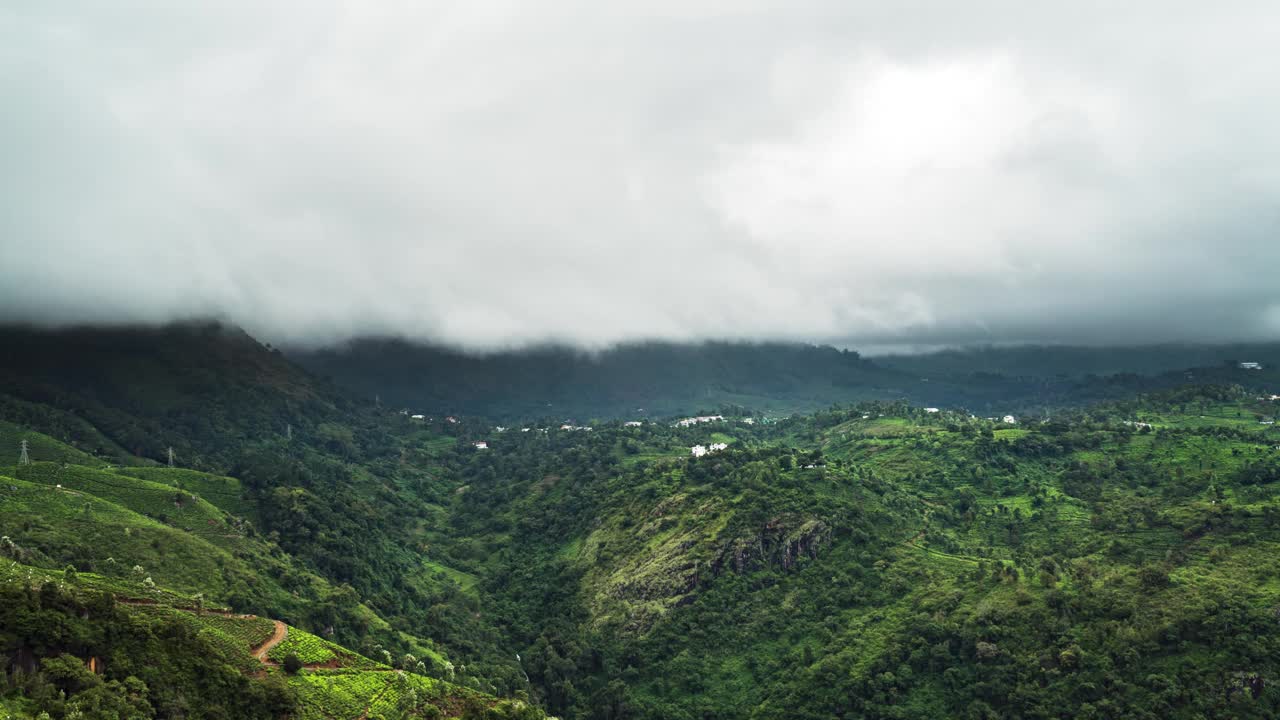 印度泰米尔纳德邦Nilgiris Ooty森林上空的云朵视频下载