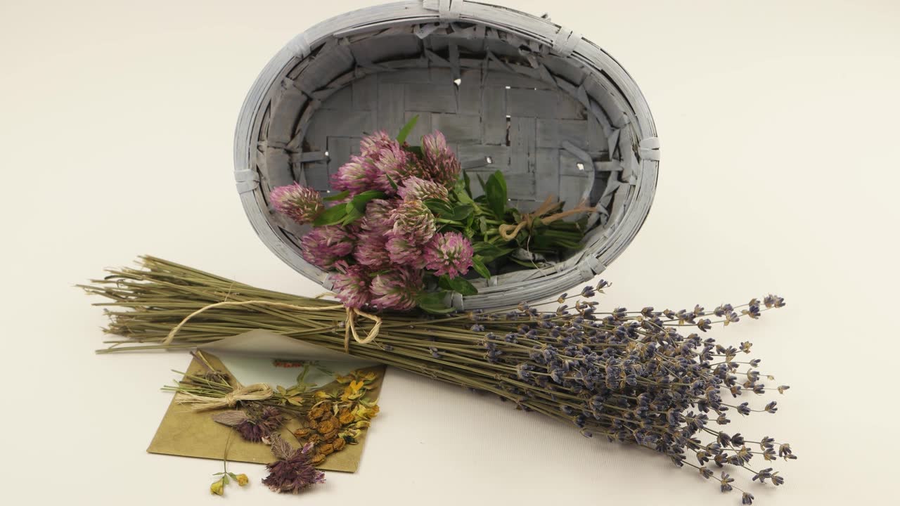 一束干薰衣草花，信封上写着祝贺视频素材画面1
