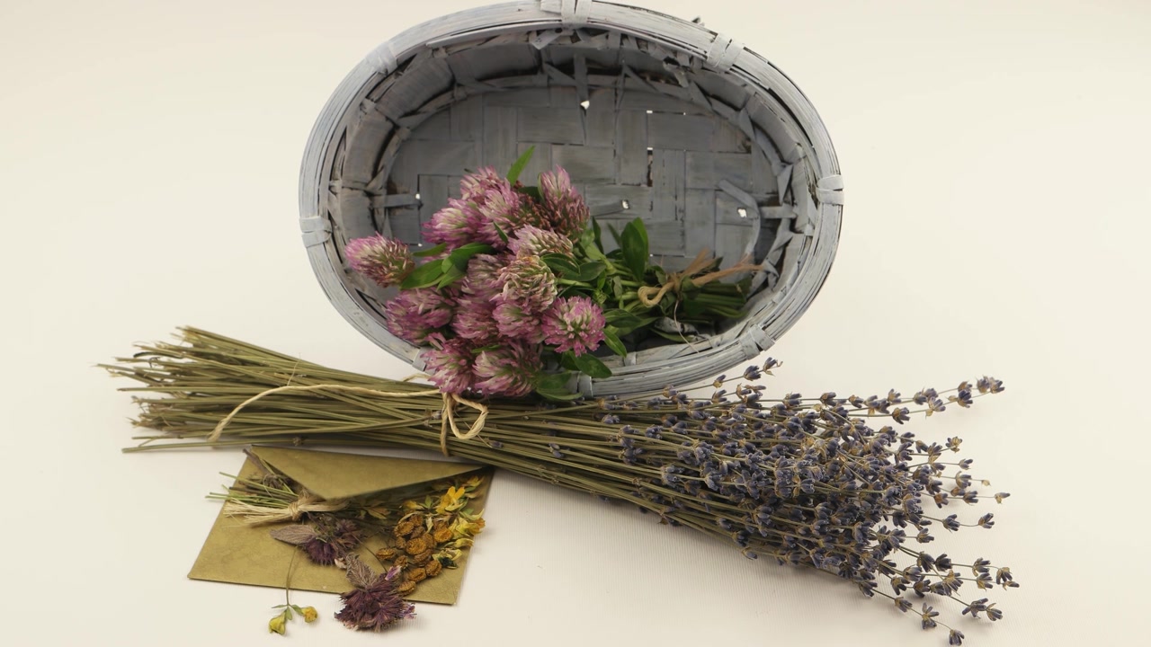 一束干薰衣草花，信封上写着祝贺视频素材画面2