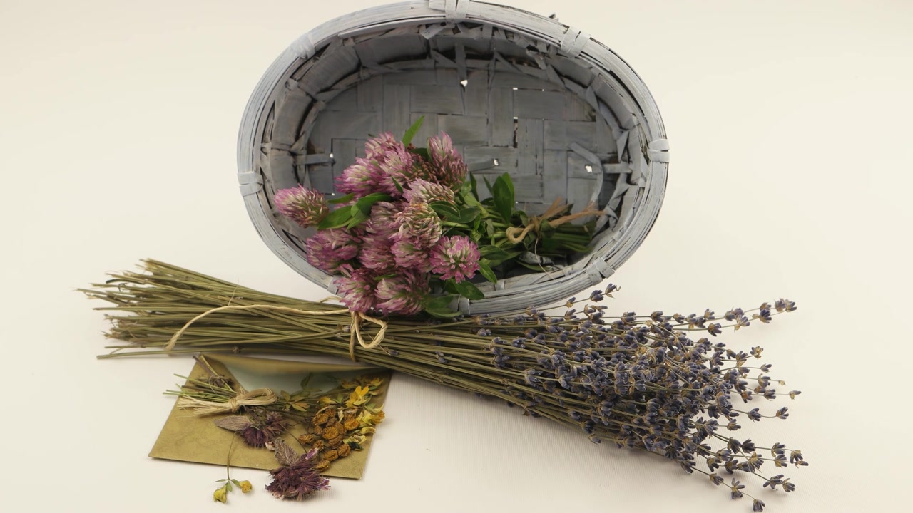 一束干薰衣草花，信封上写着祝贺视频素材画面4