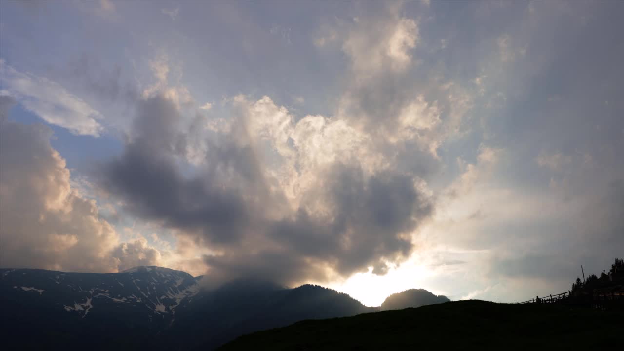 美丽的日落与多云的天空在山上，自然的时间流逝，视频素材