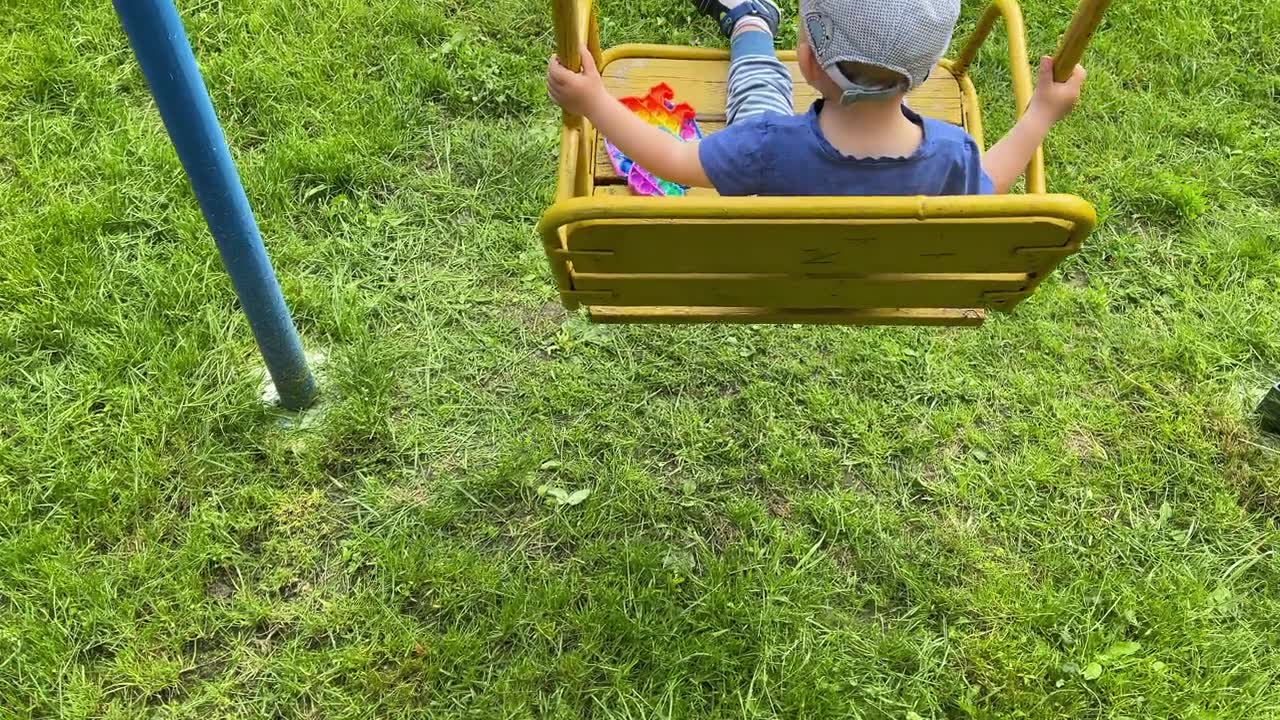 一个小孩在荡秋千。视频素材画面1