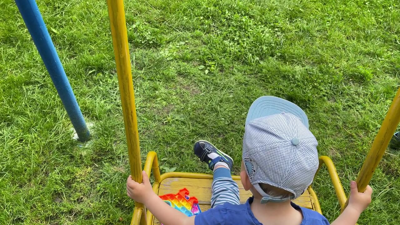 一个小孩在荡秋千。视频素材画面2