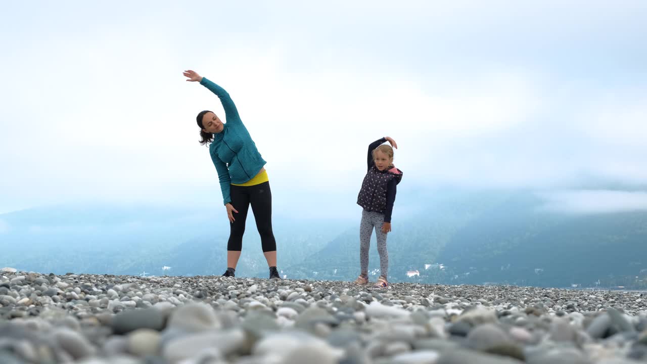 小女孩和妈妈做早操视频素材