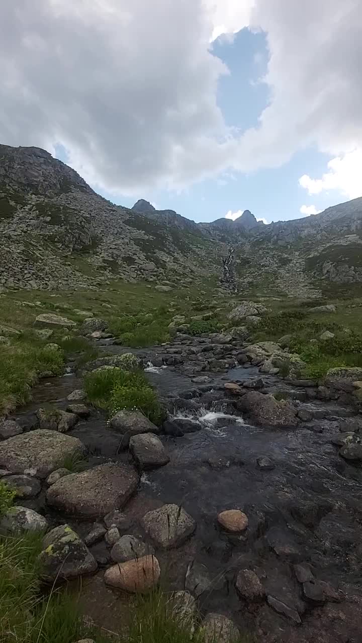 高山上的溪景视频下载