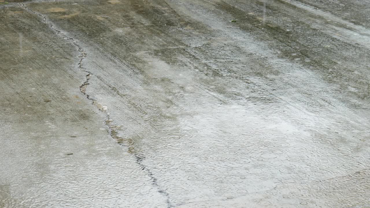 雨点落在混凝土街道上。视频素材