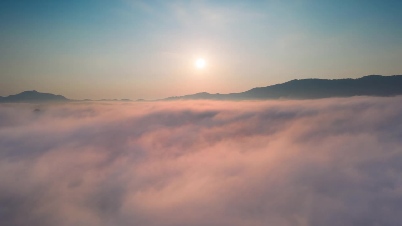 超延时无人机在日出时飞过云层。黄金时间，令人惊叹的阳光，美丽的云景。风景如画的白云在多云、多雾的天气中缓缓移动。视频素材