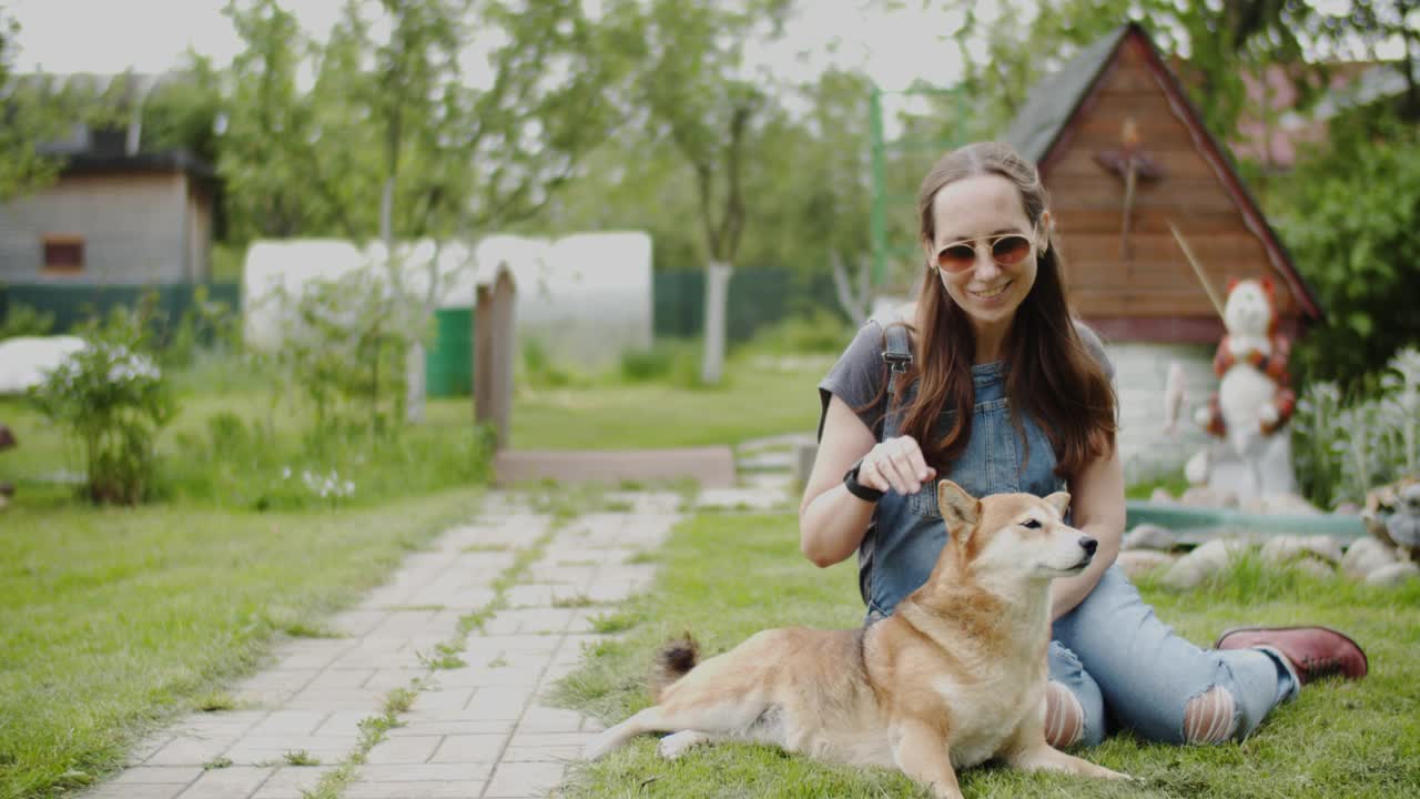 怀孕的女人和狗玩视频素材