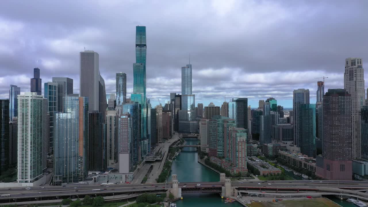 鸟瞰图芝加哥河之间的城市天际线视频素材