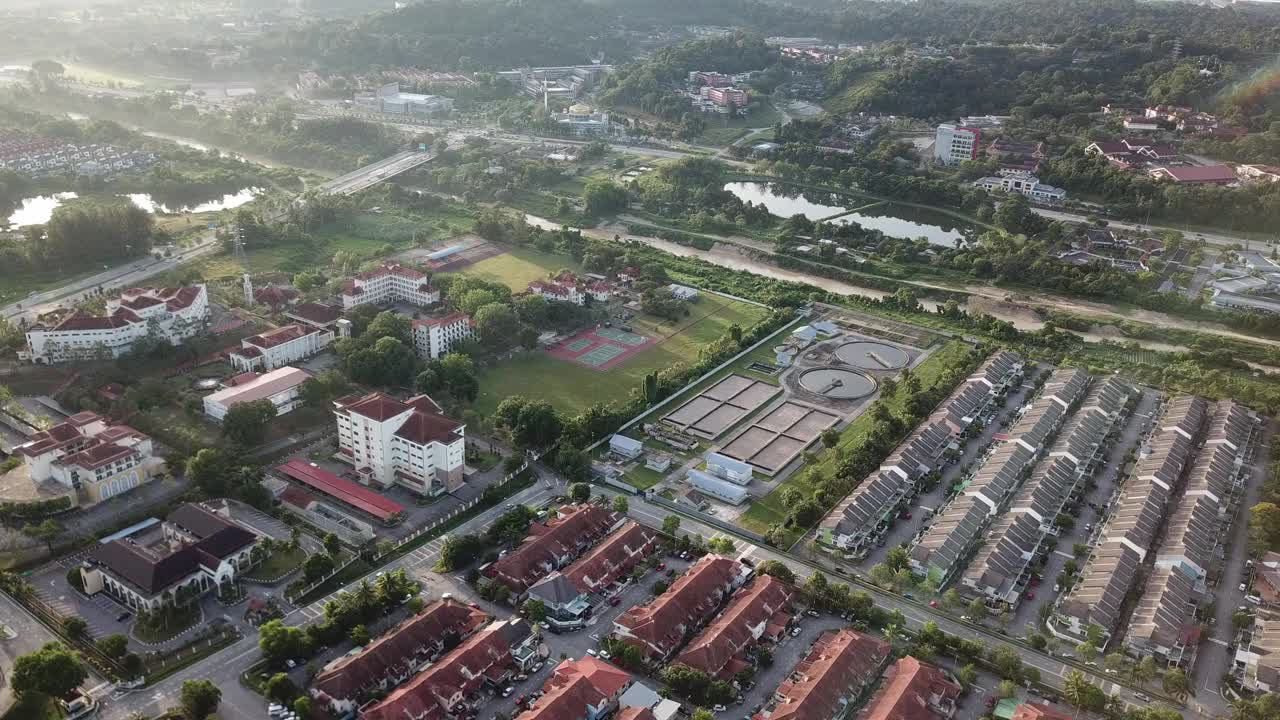 早上的场景与郊区乡镇与阳光在排屋社区，田径和运动场视频素材